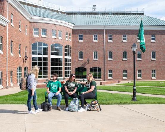 四个俄亥俄的学生在校园里聊天.